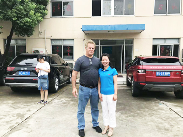 美國（guó）客戶參觀江蘇工具櫃廠天金（jīn）岡