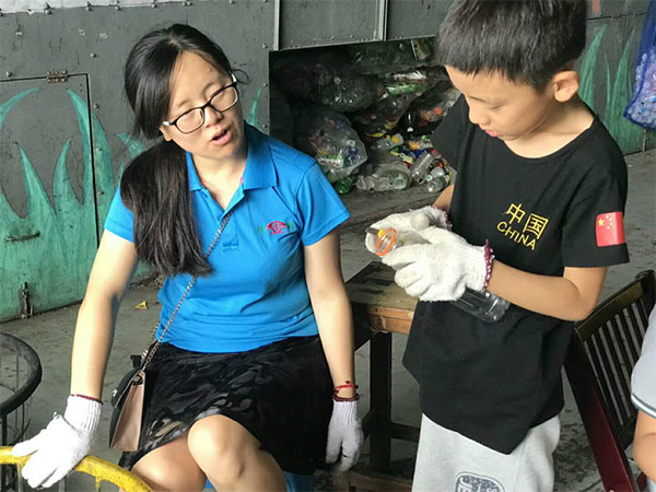 天（tiān）金岡員工攜孩子參與垃（lā）圾分類