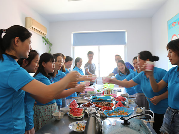 天（tiān）金岡團隊（duì）舉杯（bēi）慶祝