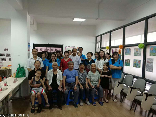 天（tiān）金岡人員與社區（qū）老人留影