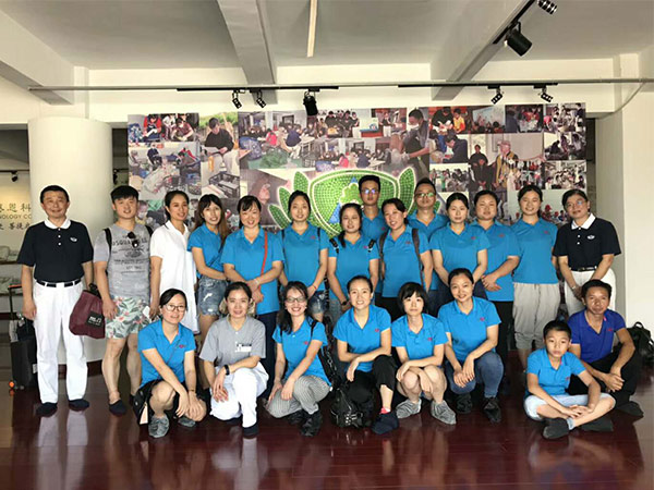 免费的十八款禁用APP團隊與慈濟工作人員留影