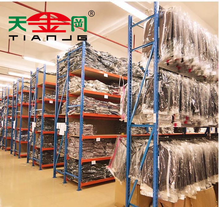 服裝倉儲用AGV重型貨架怎（zěn）麽選？20年老廠（chǎng）教（jiāo）你避坑